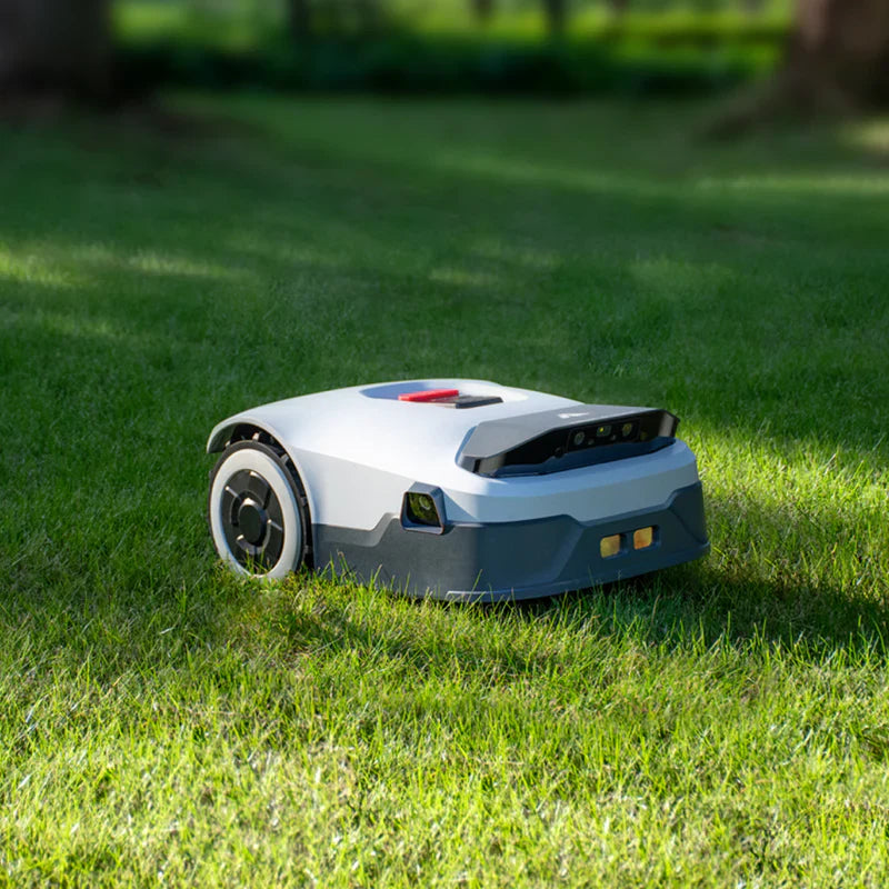 Tondeuses robotisées : Faut-il automatiser votre jardin ? Peser le pour et le contre