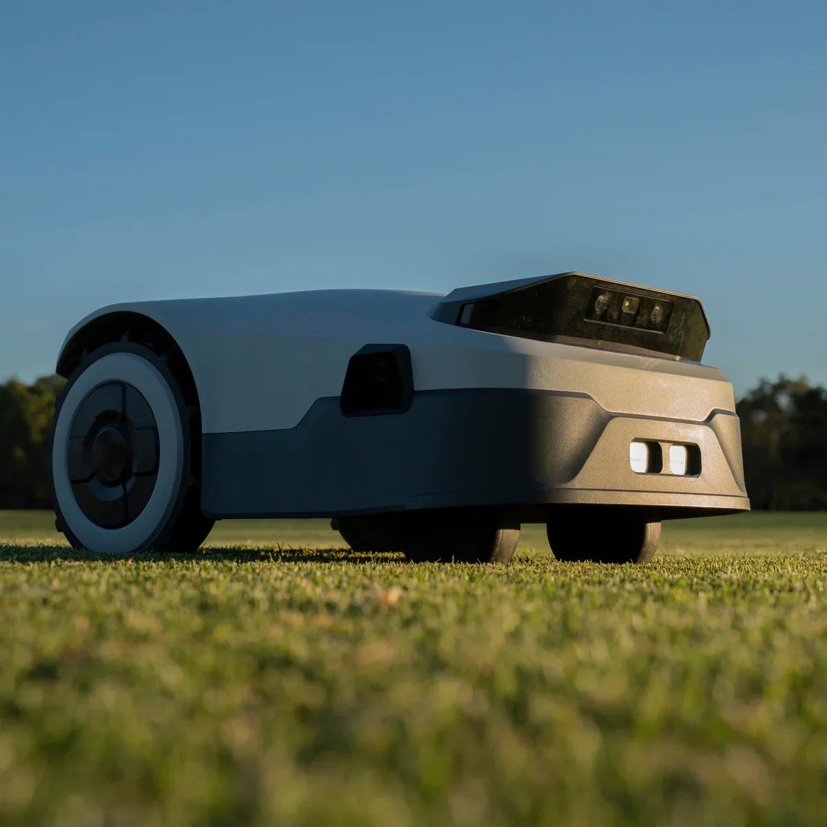 Surmonter les obstacles : comment ANTHBOT’s Genie résout les principaux inconvénients des tondeuses robotiques